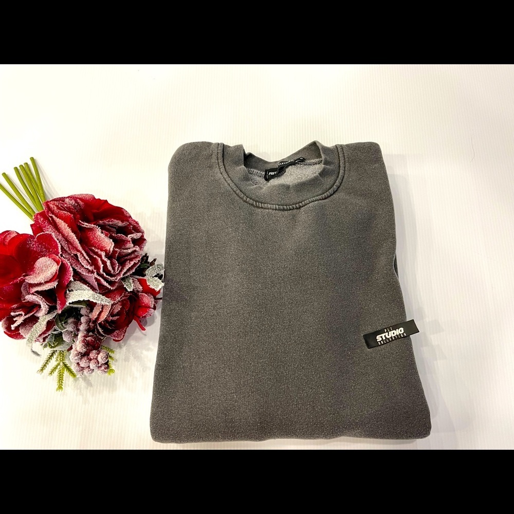 T26- Pretty little thing gray crew neck size S